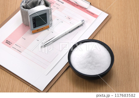 皿に盛られた塩 高血圧イメージ 117683582