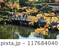 紅葉のある日本庭園 117684040