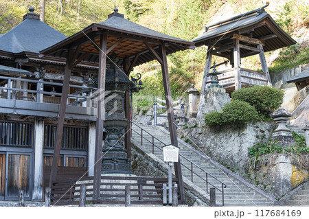 山寺 金灯篭 立石寺の風景 山寺 金灯篭 立石寺の風景 117684169