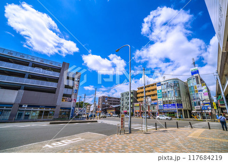日本の横浜都市景観 横浜市営地下鉄 新羽駅などを望む。夏空が広がる…＝令和6年8月24日 117684219