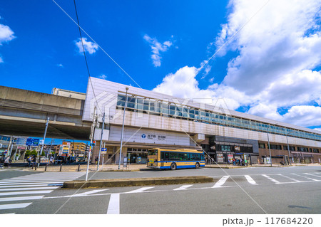 日本の横浜都市景観 横浜市営地下鉄 新羽駅などを望む。夏空が広がる…＝令和6年8月24日 117684220