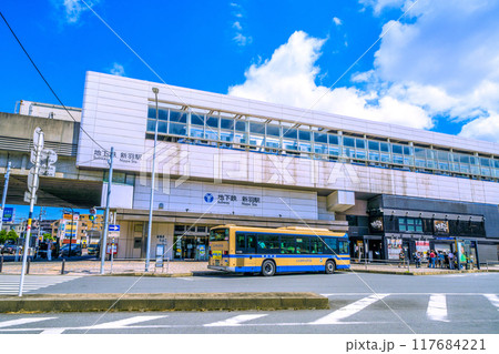 日本の横浜都市景観 横浜市営地下鉄 新羽駅などを望む。夏空が広がる…＝令和6年8月24日 117684221