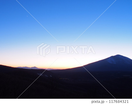 二度上峠から望む冬の浅間山の夕景 117684321