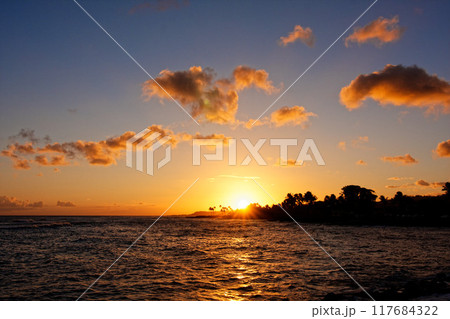 カウアイ島　ラワイビーチの夕日 117684322