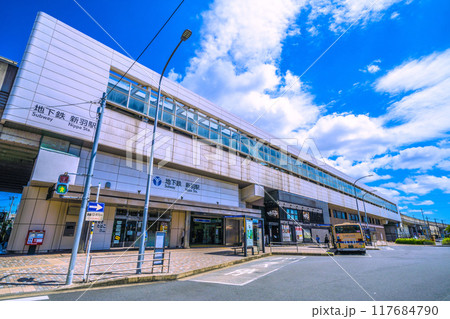 日本の横浜都市景観 横浜市営地下鉄 新羽駅などを望む。夏空が広がる…＝令和6年8月24日 117684790