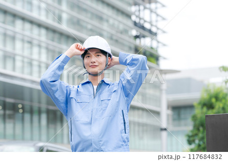 ヘルメットを被り作業服を着た男性 ヘルメットを被り作業服を着た男性 117684832