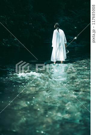 白いワンピースで夏の川に入っている女性の後ろ姿 117685008