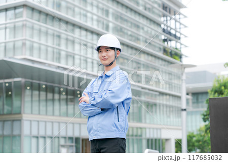 ヘルメットを被る作業服の男性 117685032