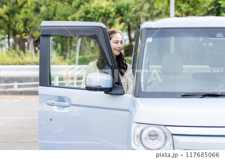 車に乗り込む若い女性 車に乗り込む若い女性 117685066