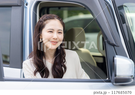 車に乗り込む若い女性 117685070