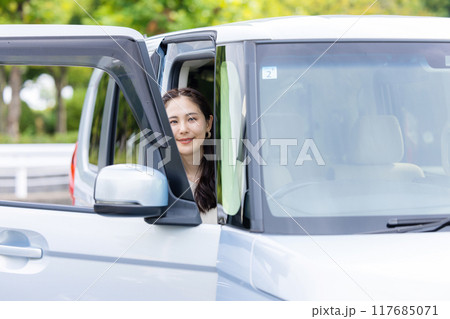 車に乗り込む若い女性 117685071