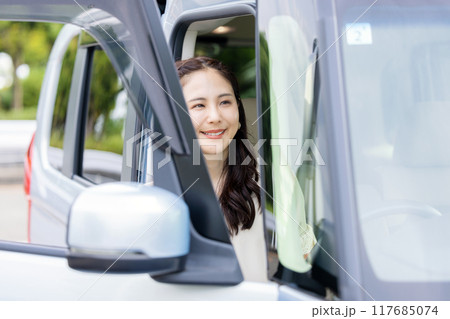 車に乗り込む若い女性 117685074