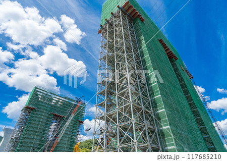 大阪府　新名神高速　真夏の淀川右岸の高槻高架橋工事 117685210