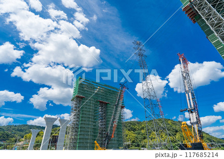 大阪府　新名神高速　真夏の淀川右岸の高槻高架橋工事 117685214