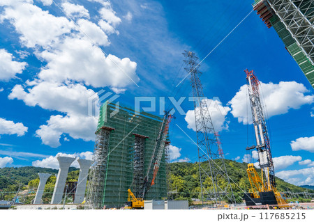 大阪府　新名神高速　真夏の淀川右岸の高槻高架橋工事 117685215