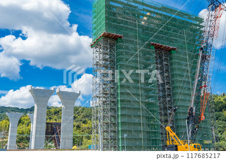 大阪府　新名神高速　真夏の淀川右岸の高槻高架橋工事 117685217