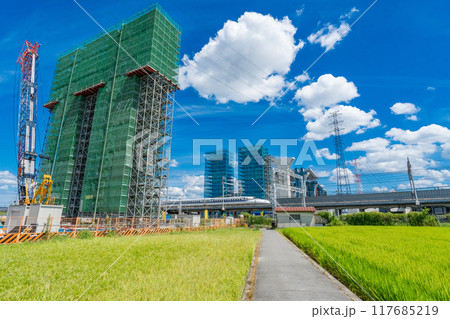 大阪府　新名神高速　真夏の淀川右岸の高槻高架橋工事と新幹線 117685219