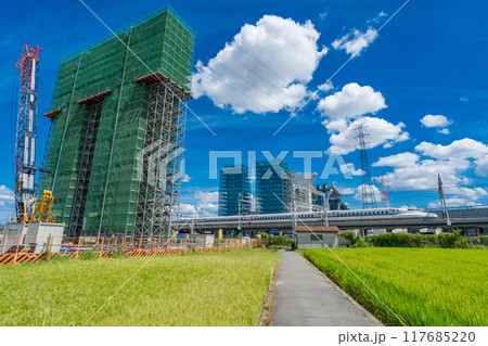 大阪府 新名神高速 真夏の淀川右岸の高槻高架橋工事と新幹線 大阪府 新名神高速 真夏の淀川右岸の高槻高架橋工事と新幹線 117685220