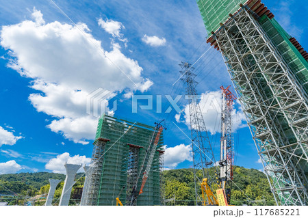 大阪府　新名神高速　真夏の淀川右岸の高槻高架橋工事 117685221