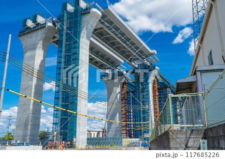大阪府　新名神高速　真夏の淀川右岸の高槻高架橋工事 117685226