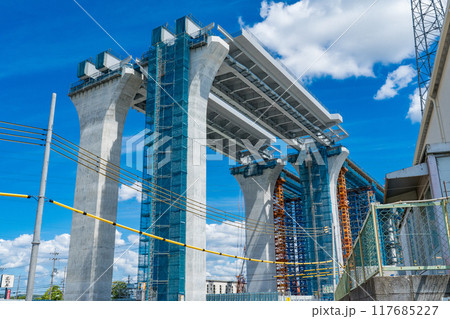 大阪府　新名神高速　真夏の淀川右岸の高槻高架橋工事 117685227