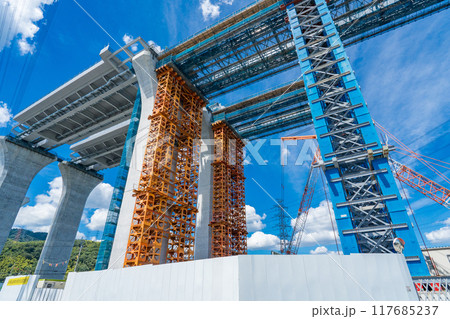 大阪府　新名神高速　真夏の淀川右岸の高槻高架橋工事 117685237