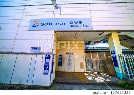 日本の横浜都市景観　8月。SOTETSU　西谷駅・エレベーターなどを望む 117685322