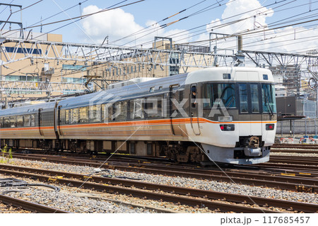 長野駅に到着した特急しなの 117685457
