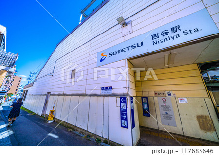 日本の横浜都市景観 8月。SOTETSU 西谷駅・エレベーターなどを望む 日本の横浜都市景観 8月。SOTETSU 西谷駅・エレベーターなどを望む 117685646