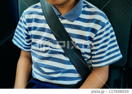 シートベルトをする小学生の男の子 シートベルトをする小学生の男の子 117686050