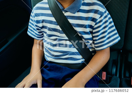 シートベルトをする小学生の男の子 117686052