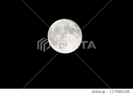 秋の夜空に満月が輝いている 秋の夜空に満月が輝いている 117686180