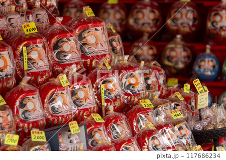 川崎大師仲見世通りの厄除けだるま店 117686234