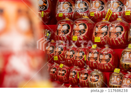 川崎大師仲見世通りの厄除けだるま店 117686238