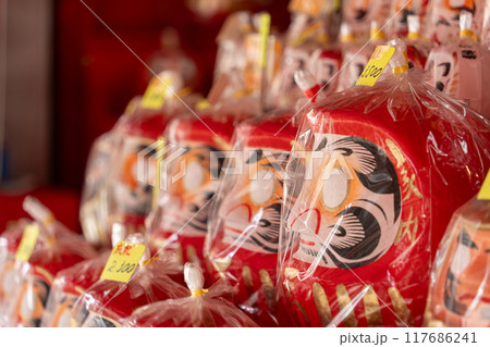 川崎大師仲見世通りの厄除けだるま店 117686241