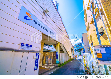 日本の横浜都市景観　8月。SOTETSU　西谷駅・エレベーターなどを望む 117686243