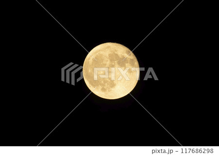 夜空に中秋の名月の満月 夜空に中秋の名月の満月 117686298