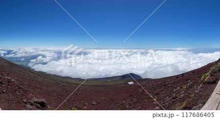 富士山御殿場ルート 八合目の山小屋前から望む雲海と宝永山 富士山御殿場ルート 八合目の山小屋前から望む雲海と宝永山 117686405