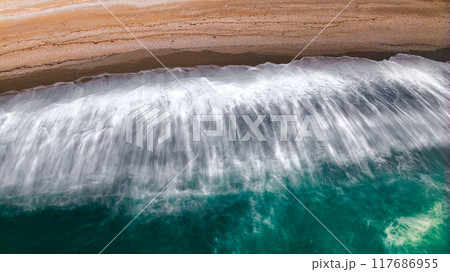 和歌山御坊市の広大な煙樹ヶ浜 の波打ち際をドローンで上空からスロー撮影 和歌山御坊市の広大な煙樹ヶ浜 の波打ち際をドローンで上空からスロー撮影 117686955