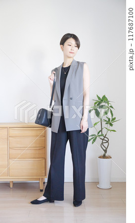 女性夏服秋服のファッションコーディネート全身（縦向き） 117687100