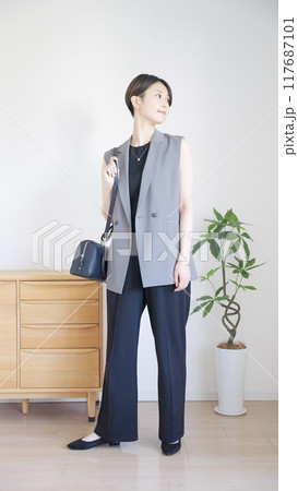 女性夏服秋服のファッションコーディネート全身（縦向き） 117687101