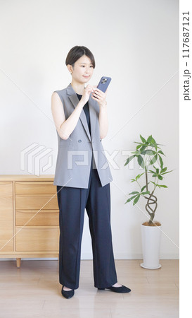 スマホを操作する女性の全身 117687121
