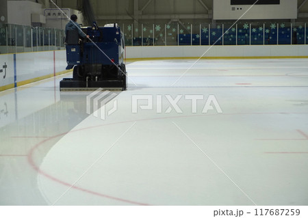 スケートリンクの整氷作業04 スケートリンクの整氷作業04 117687259