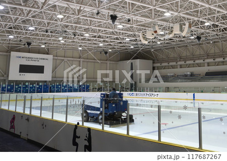 スケートリンクの整氷作業12 117687267