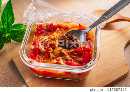 レンチン無水カレー作り　カレー粉投入 117687335