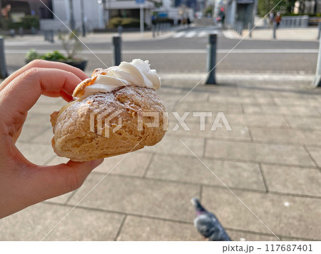 ホイップクリームとカスタードのダブルシュークリーム 117687401