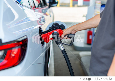 ガソリンスタンドで給油をする男性 117688018