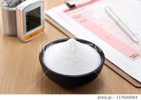更に盛られた塩  高血圧イメージ 117688064