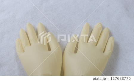 置かれた黄色いゴム手袋の手元女性用Sサイズ両手使い捨て食品 置かれた黄色いゴム手袋の手元女性用Sサイズ両手使い捨て食品 117688770