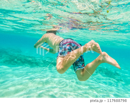 沖縄の綺麗な海で泳ぐ男性 沖縄の綺麗な海で泳ぐ男性 117688798